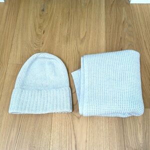 Like new scarf and hat. Epoque Evolution. Super high quality.